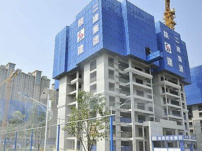 使用建筑爬架防護網如何保證施工安全